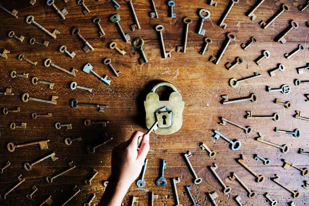 lock-with-several-keys-U3XEQCM-1024x683